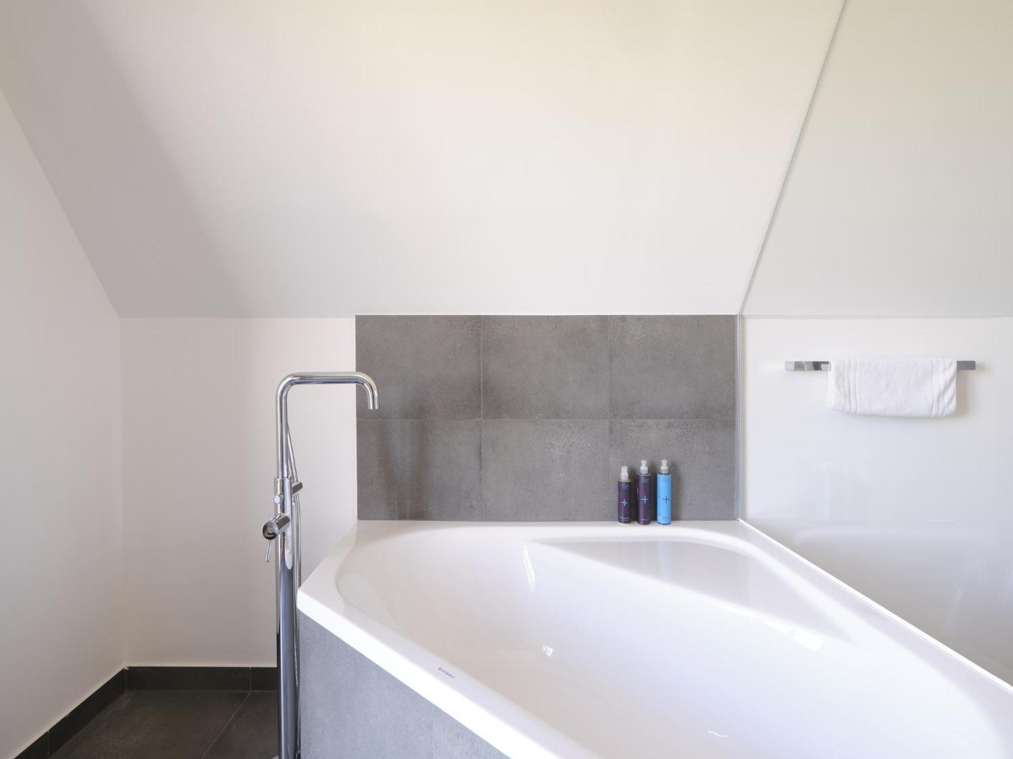 Reetland Am Meer - Luxusplus Reetdachvilla Mit 4 Schlafzimmern, Aussensauna, Loungebereich Und Kamin G07 ดรันส์เคอ ภายนอก รูปภาพ